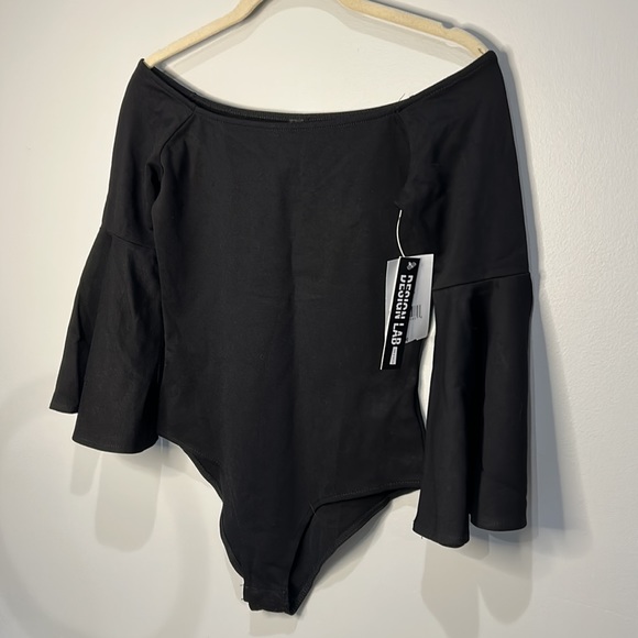 NWT Design lab off the shoulder flare sleeve bodysuit. Black color, size small - Picture 3 of 4
